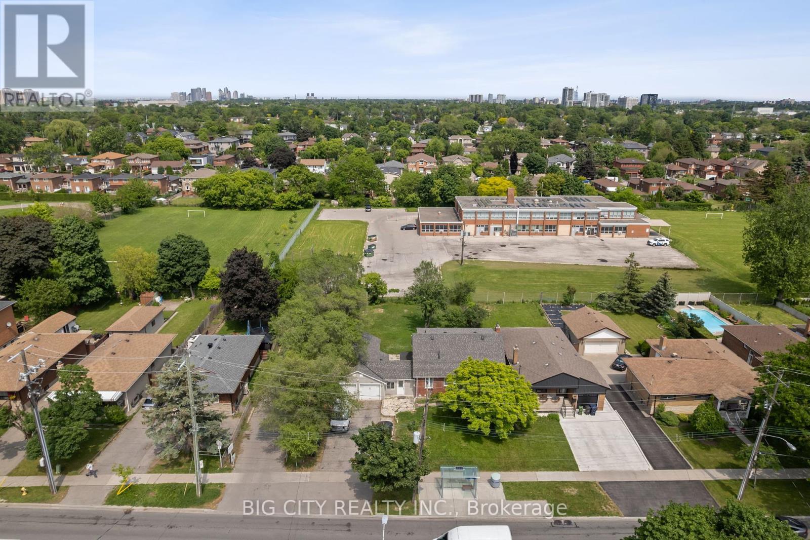 Photo 27 of 1235 Pharmacy Avenue, Toronto ON