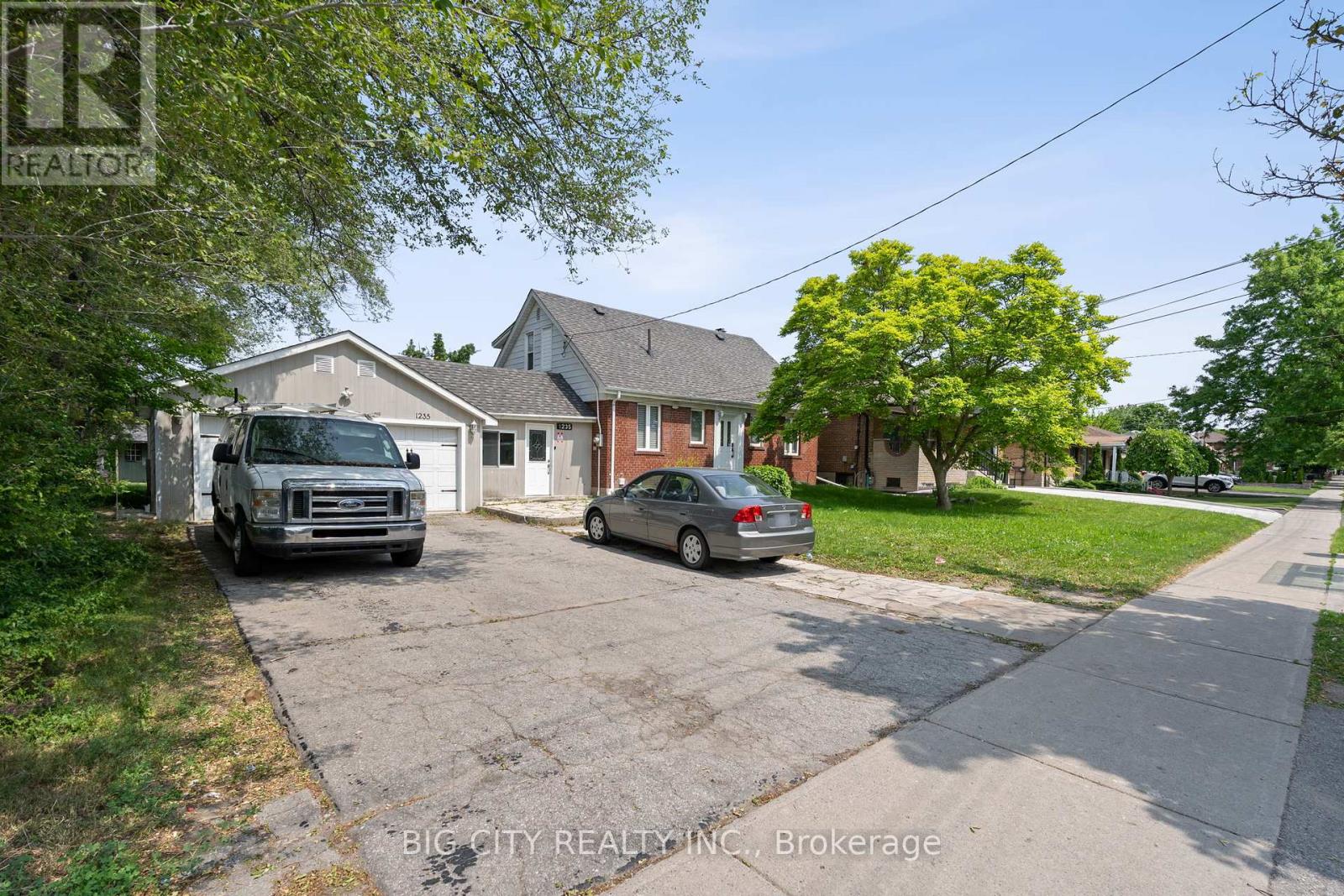 Photo 11 of 1235 Pharmacy Avenue, Toronto ON