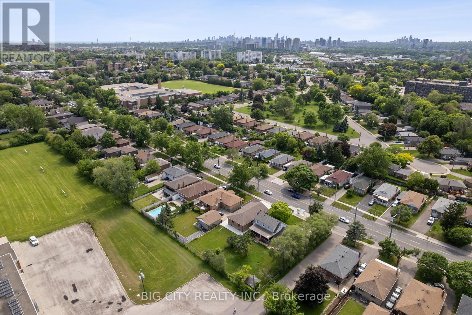 Photo 31 of 1235 Pharmacy Avenue, Toronto ON