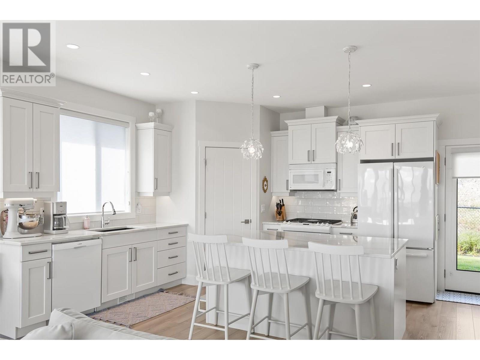  2612 Paramount Drive, West Kelowna