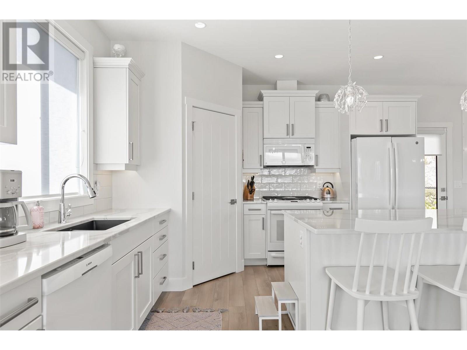  2612 Paramount Drive, West Kelowna