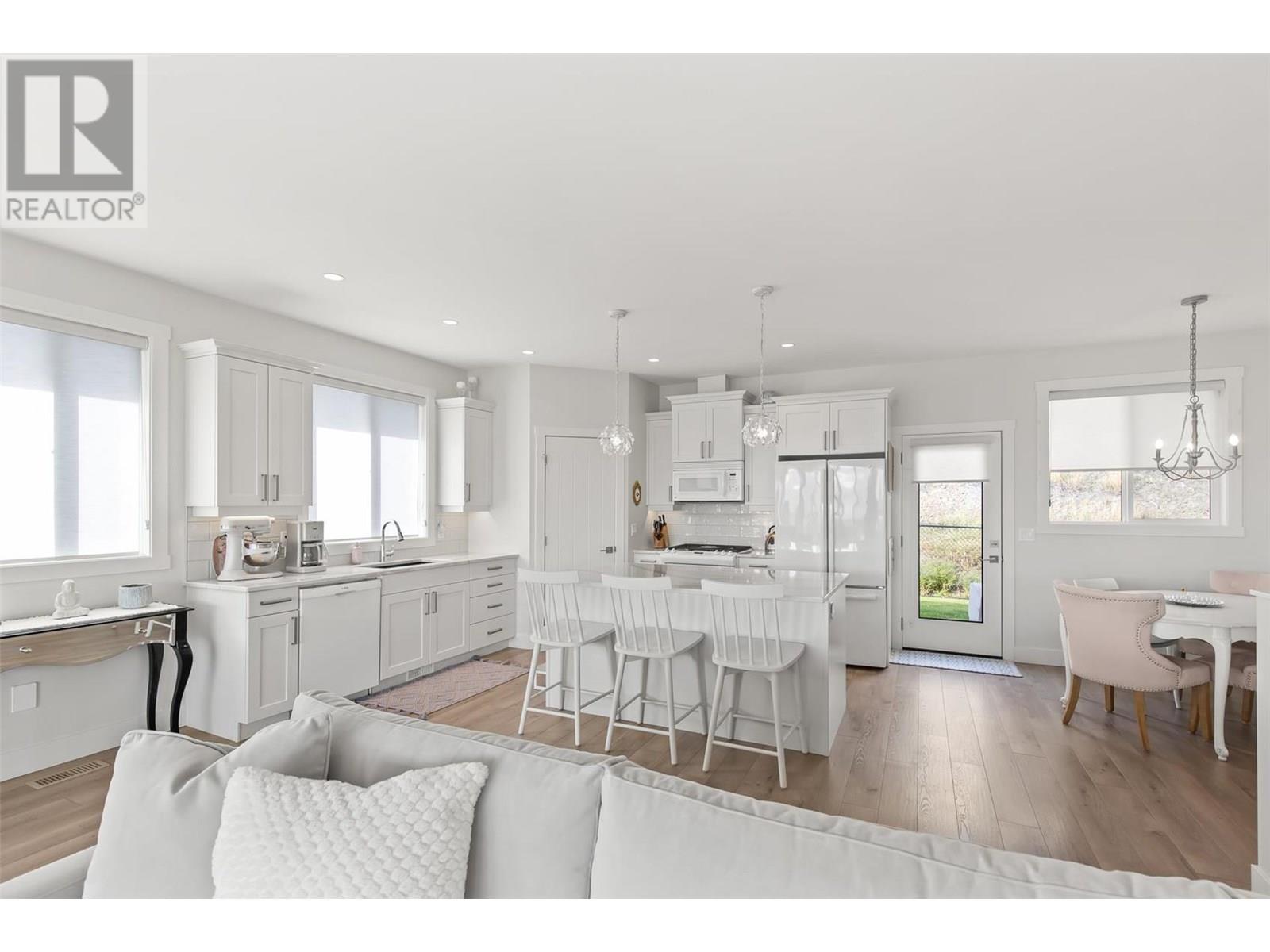  2612 Paramount Drive, West Kelowna