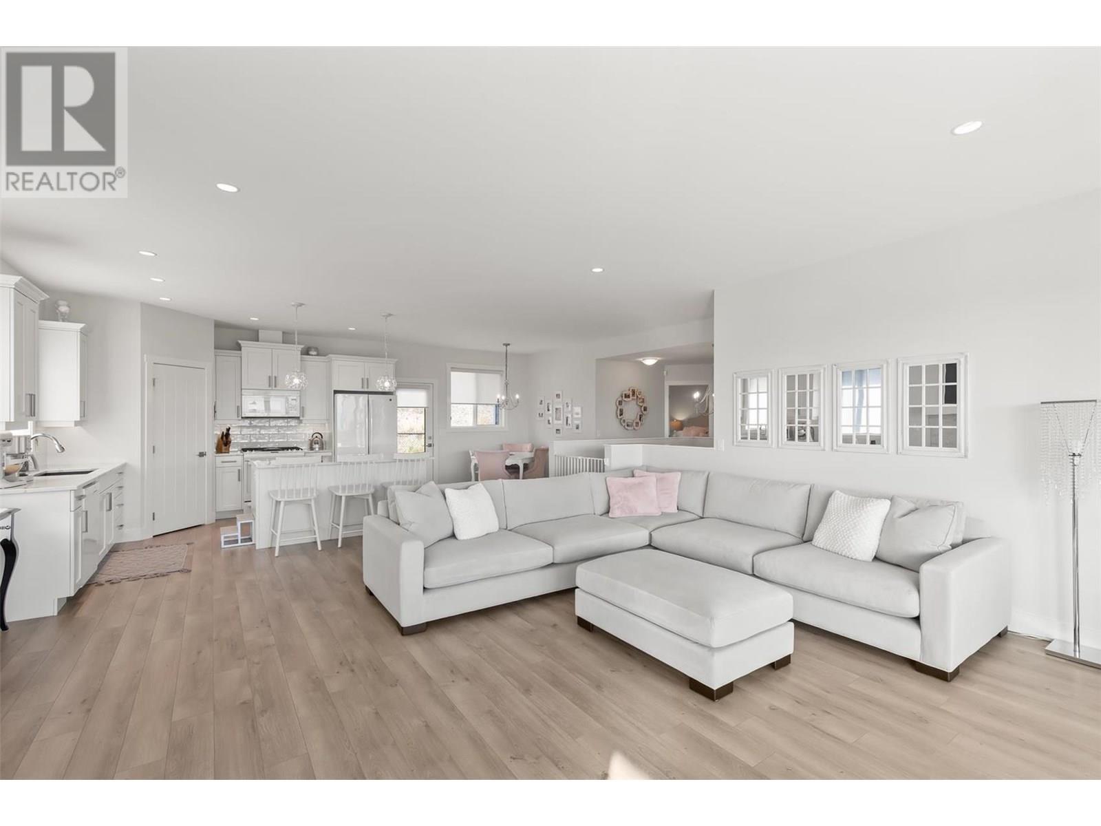  2612 Paramount Drive, West Kelowna