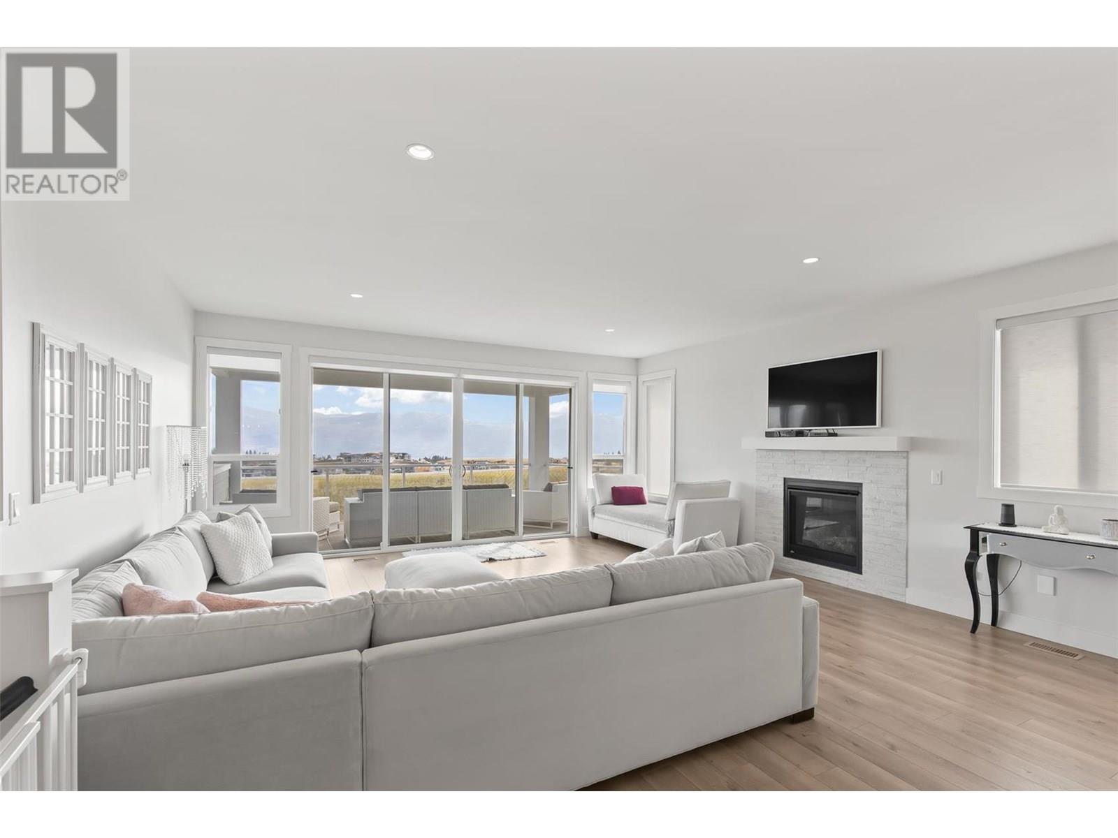 2612 Paramount Drive, West Kelowna