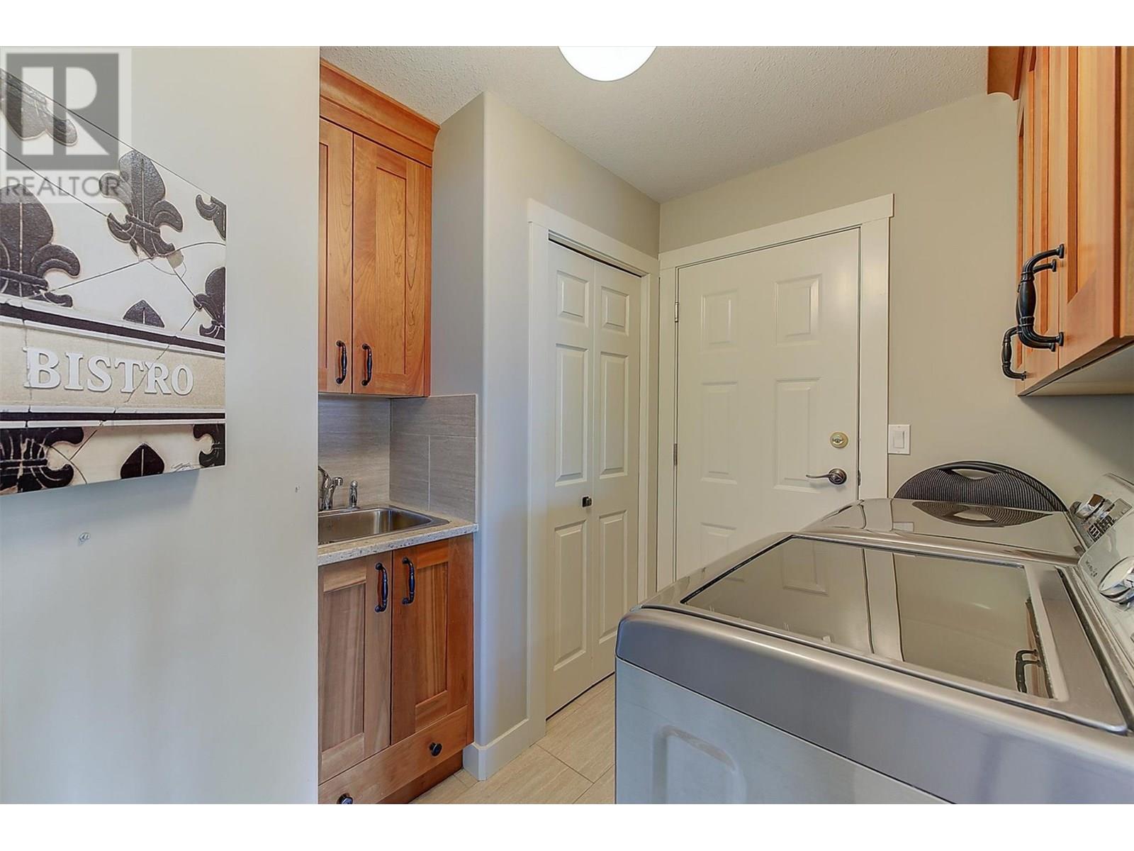  2341 Thacker Drive, West Kelowna