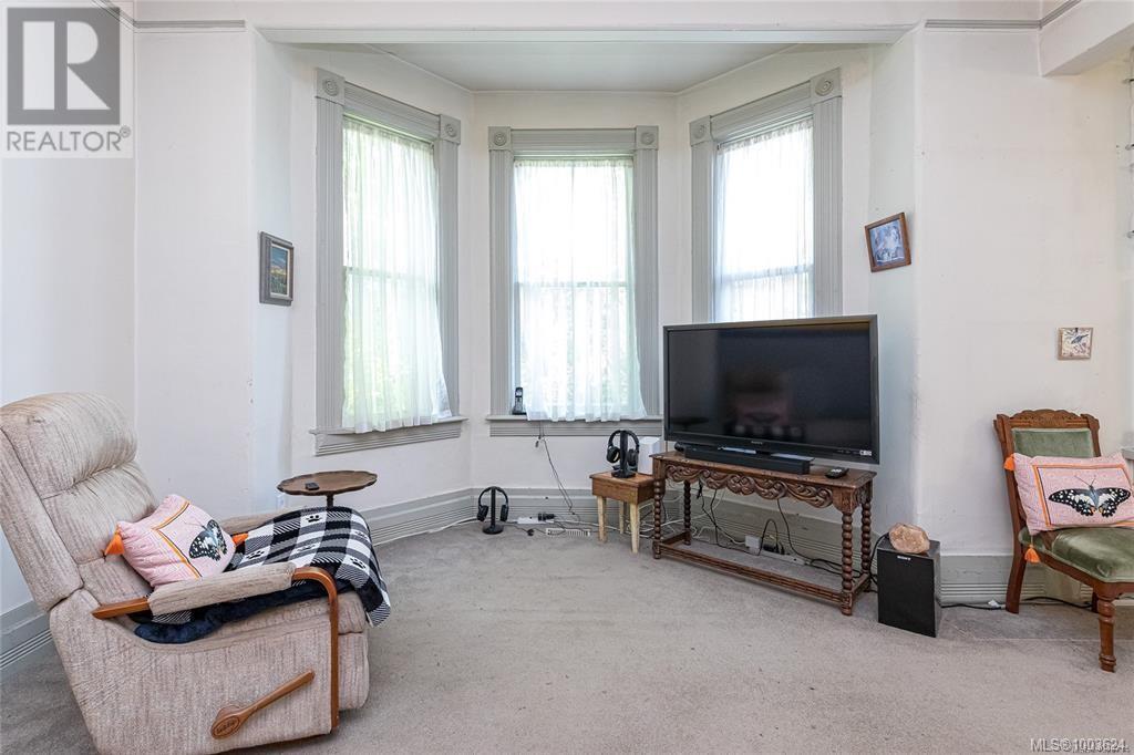 1794 Midgard Ave, Saanich