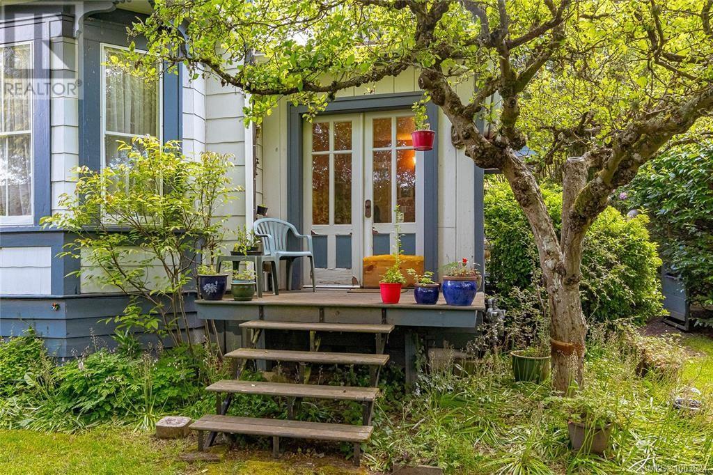 1794 Midgard Ave, Saanich