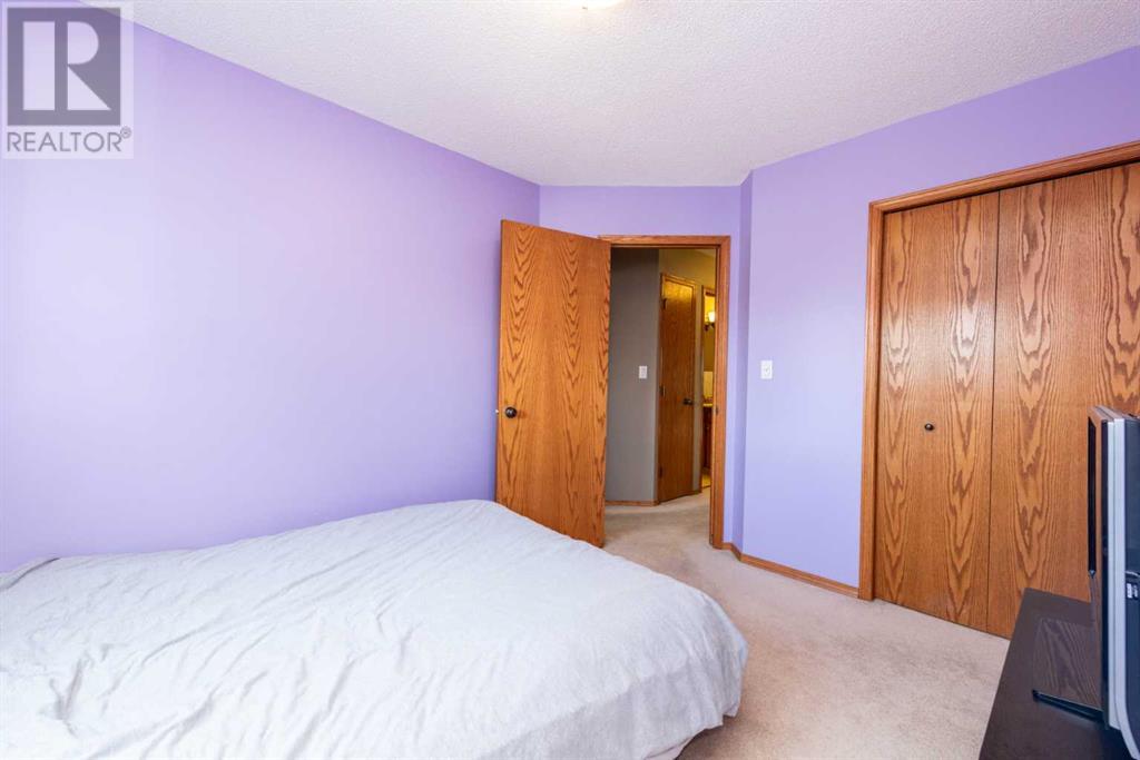 Single Family House for Sale in  Hawktree Circle NW Hawkwood Calgary 