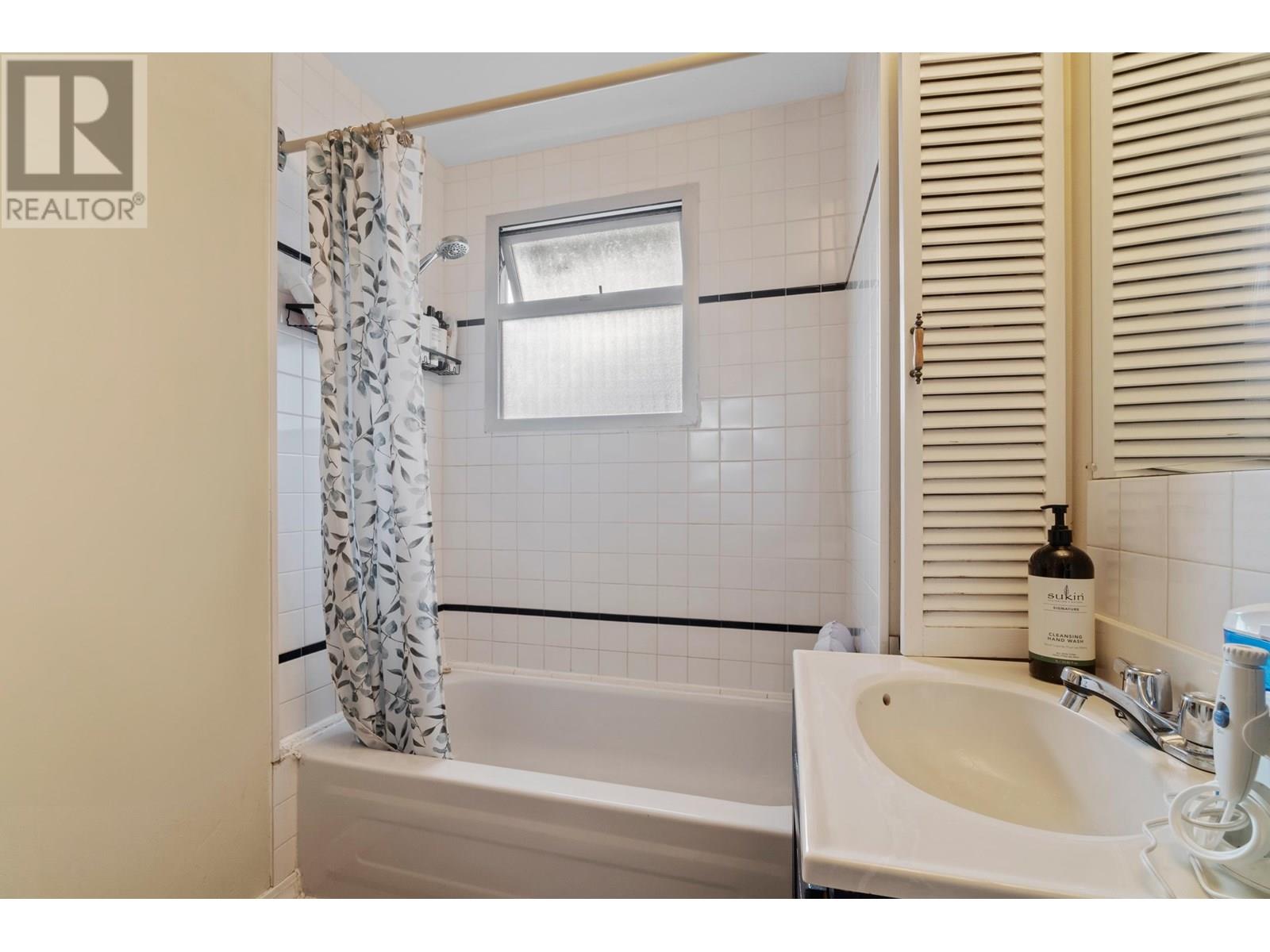 Photo 2 of 570 Colby Street, New Westminster BC