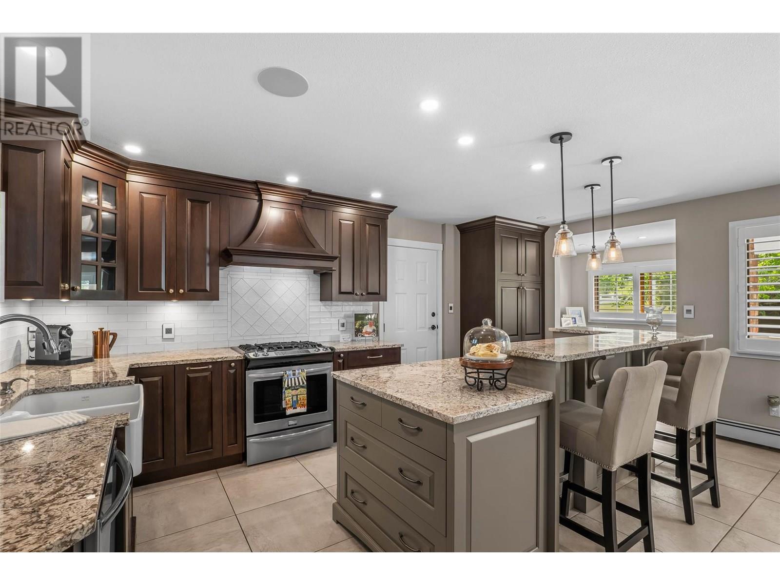 Photo 4 of 6450 Meadowland Crescent S, Kamloops BC