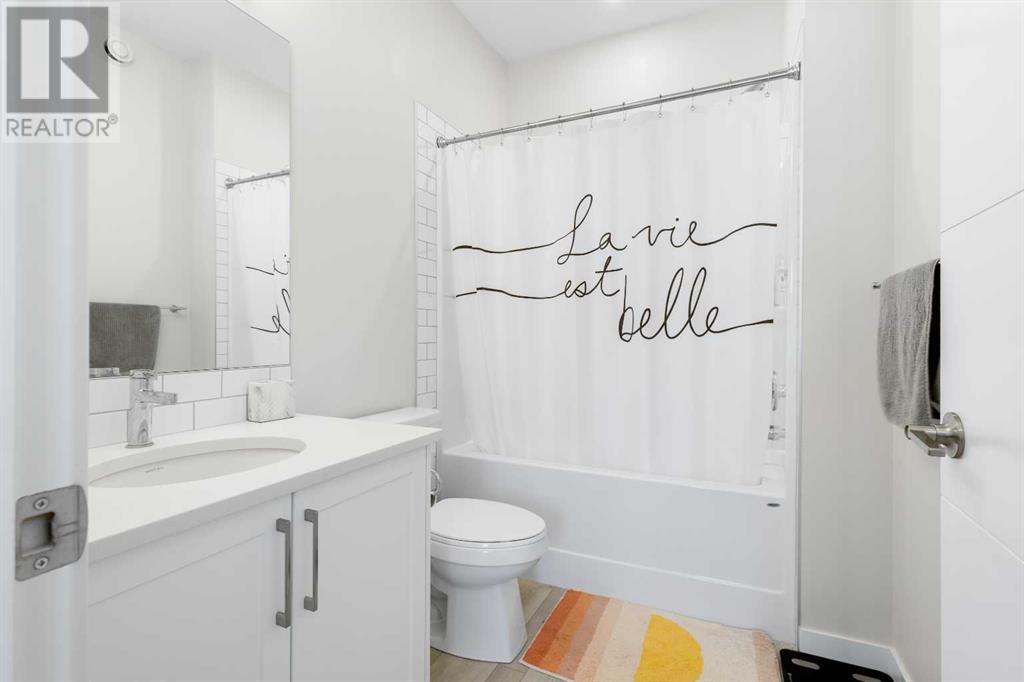 Single Family House for Sale in  Les Jardins Park SE Douglasdale/Glen Calgary 