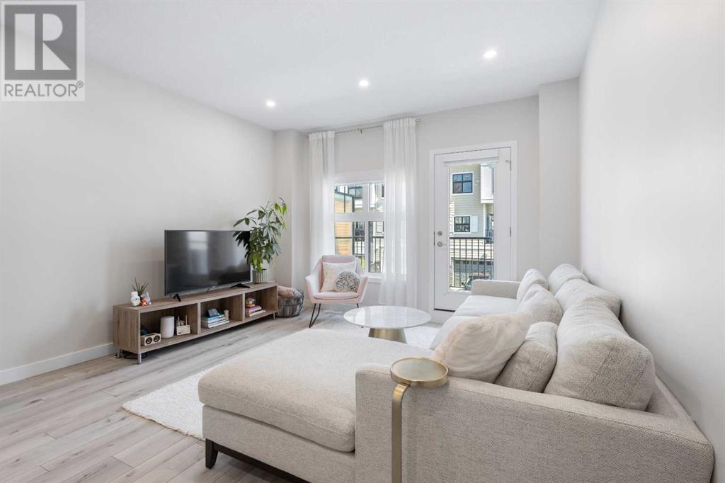 Single Family House for Sale in  Les Jardins Park SE Douglasdale/Glen Calgary 