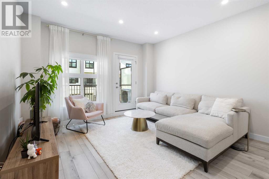 Single Family House for Sale in  Les Jardins Park SE Douglasdale/Glen Calgary 