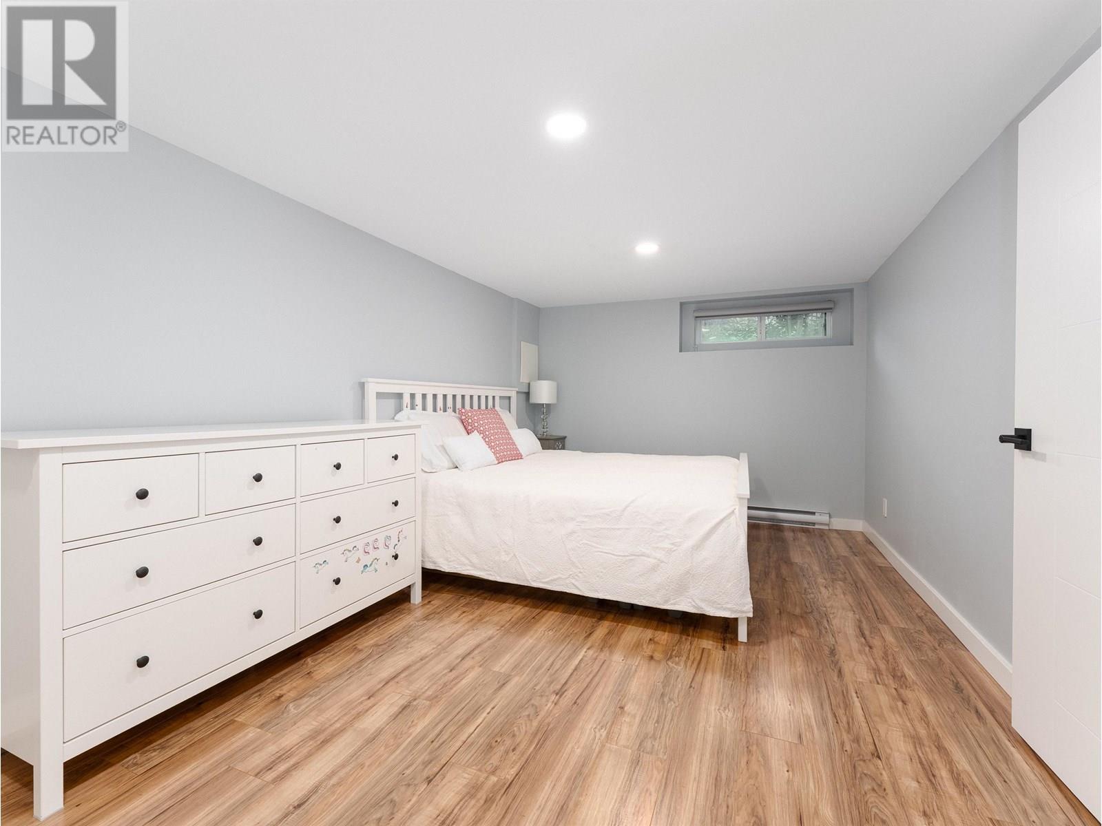 Photo 4 of 8626 Gilley Avenue, Burnaby BC