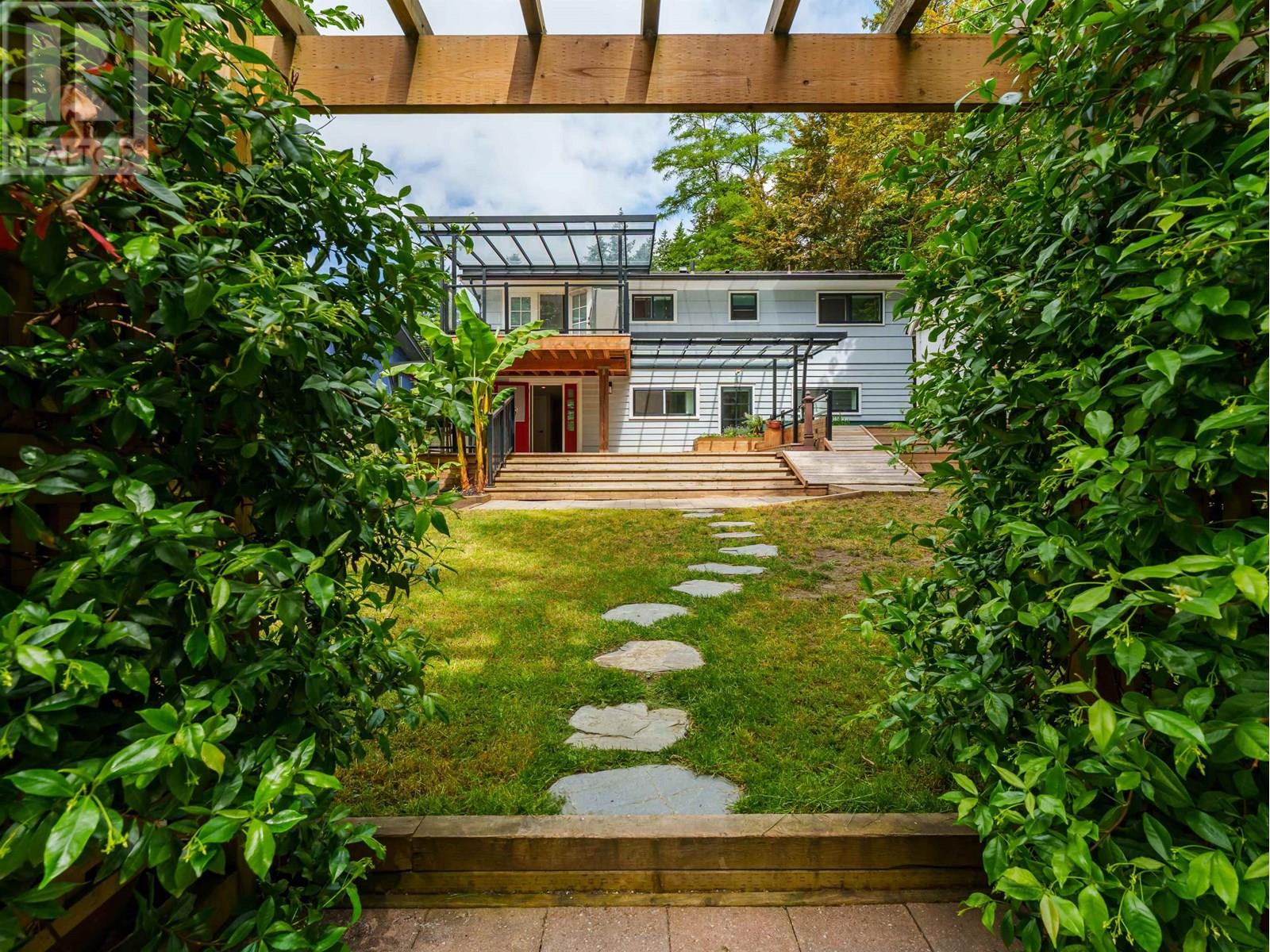 Photo 14 of 8626 Gilley Avenue, Burnaby BC