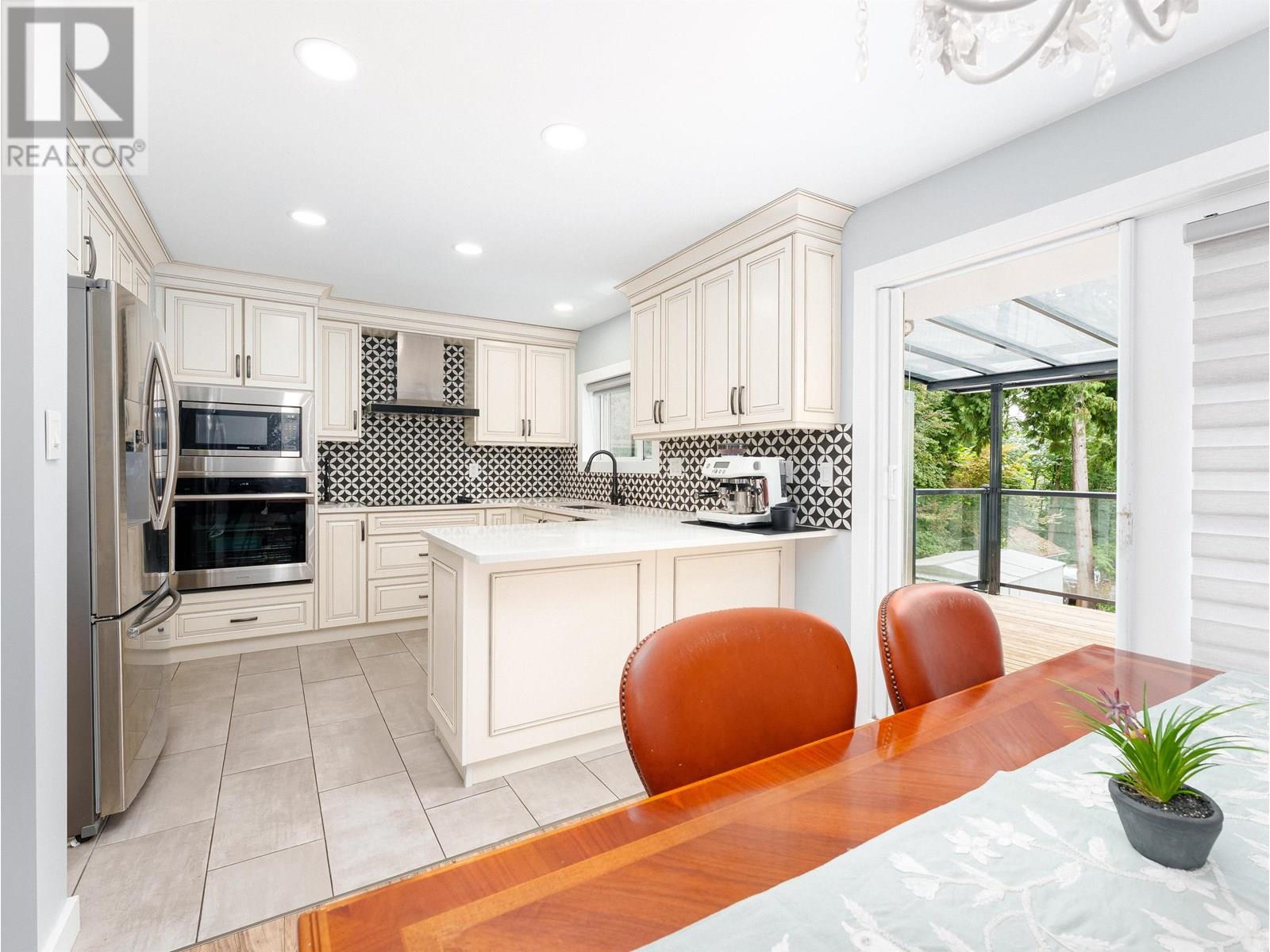 Photo 8 of 8626 Gilley Avenue, Burnaby BC