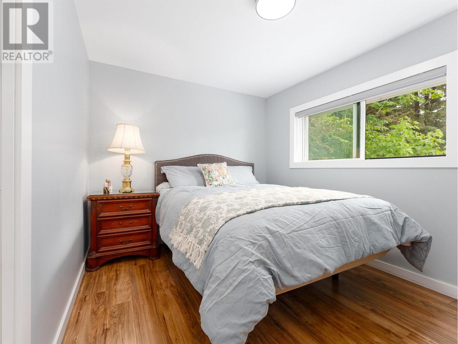 Photo 9 of 8626 Gilley Avenue, Burnaby BC