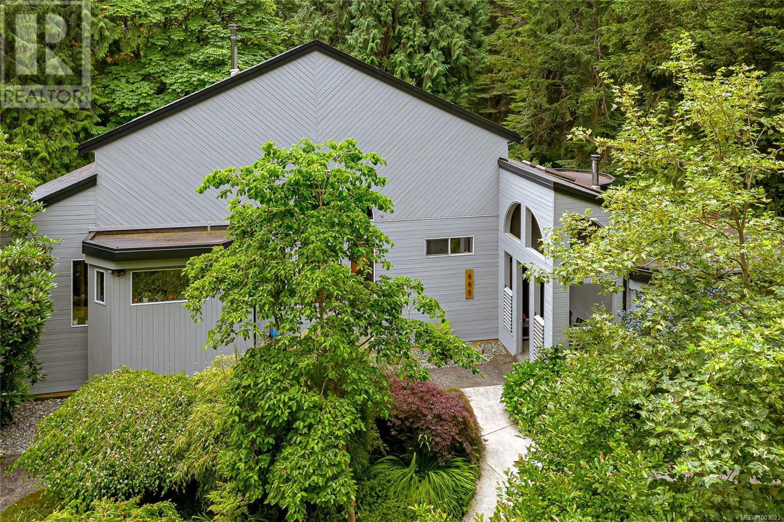 885 Falkirk Ave, North Saanich