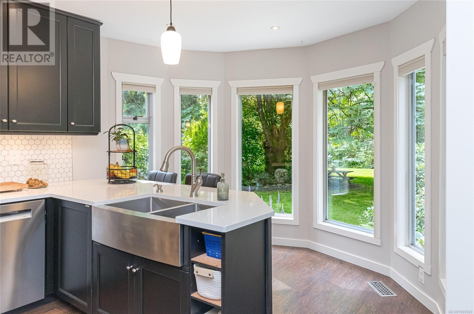 885 Falkirk Ave, North Saanich