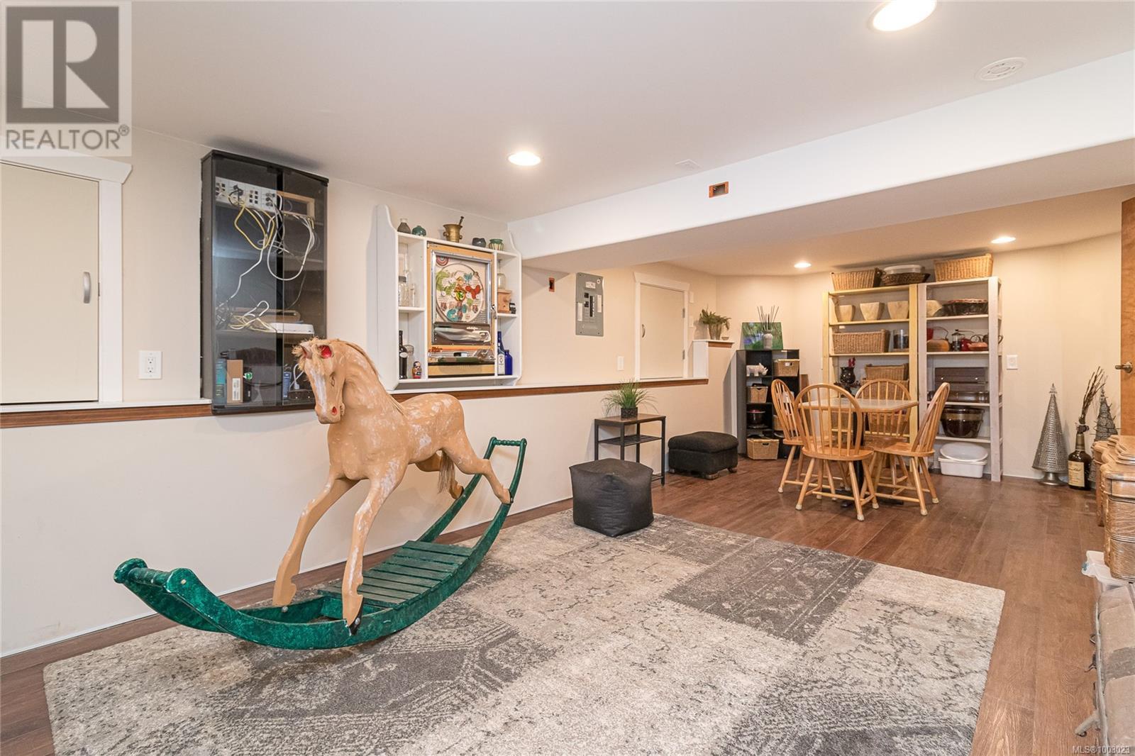 885 Falkirk Ave, North Saanich