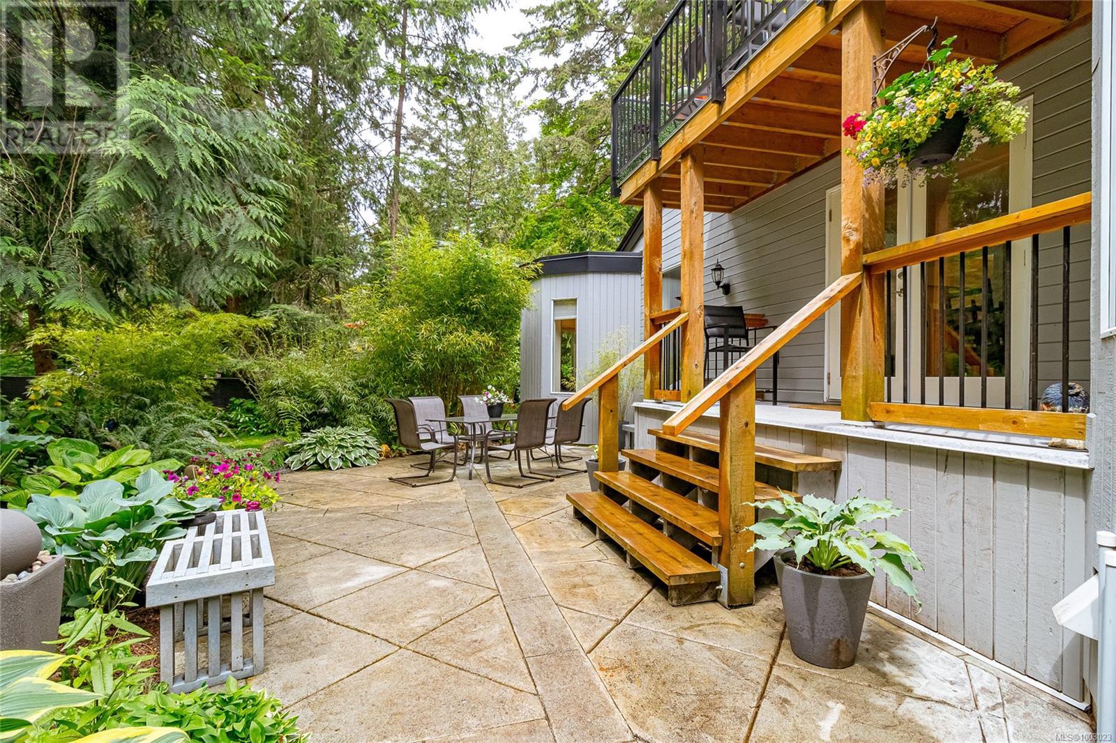 885 Falkirk Ave, North Saanich
