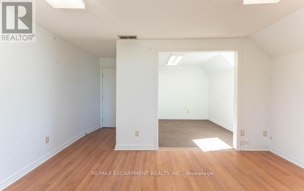 Photo 5 of 3 923 Brant Street, Burlington ON