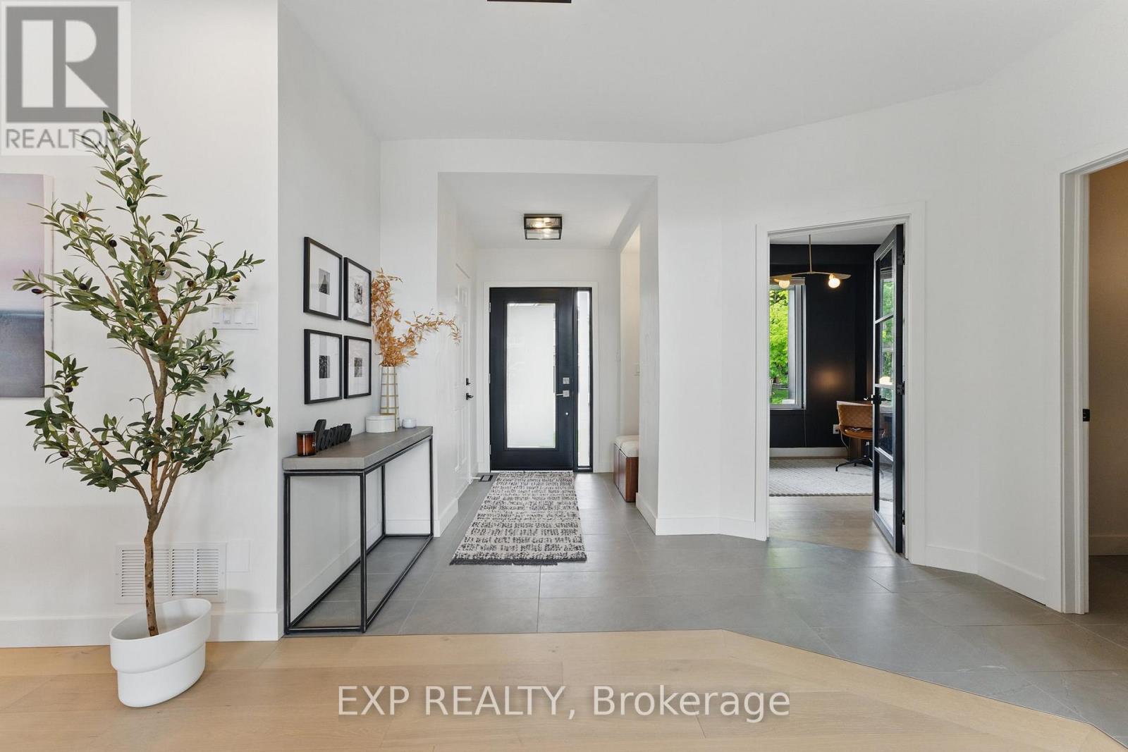 Stylish Tiled Foyer