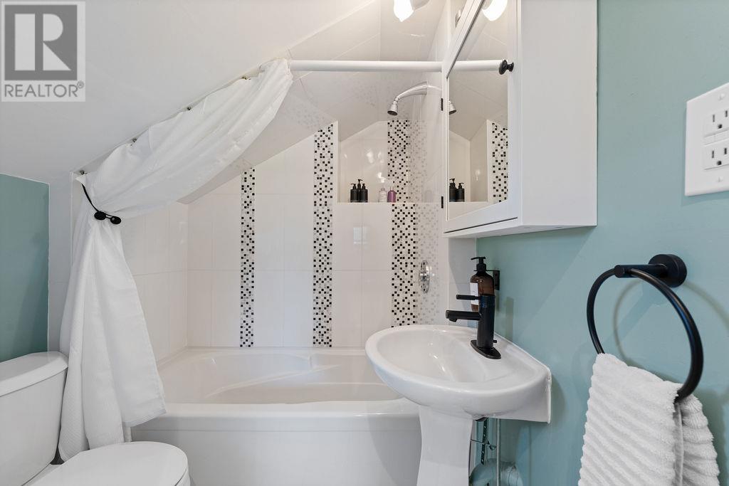 Photo 5 of 1750 Mcguire Avenue, North Vancouver BC