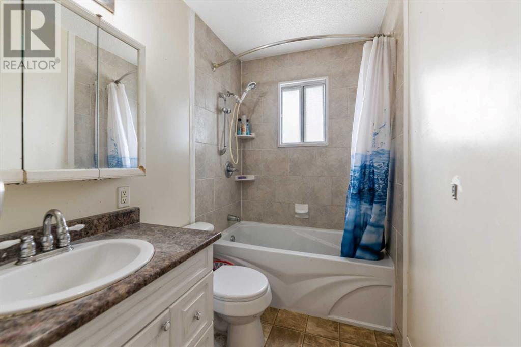 Single Family House Bi-level for Sale in   Street NE Temple Calgary 