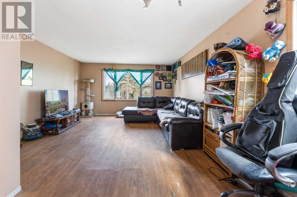 Single Family House Bi-level for Sale in   Street NE Temple Calgary 