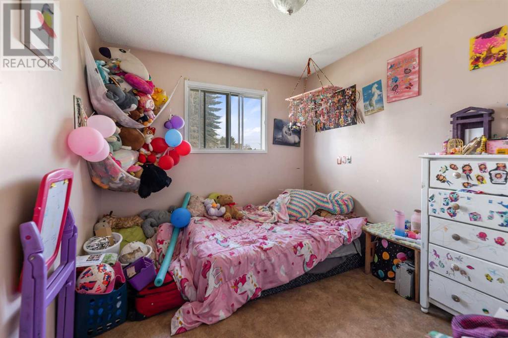 Single Family House Bi-level for Sale in   Street NE Temple Calgary 