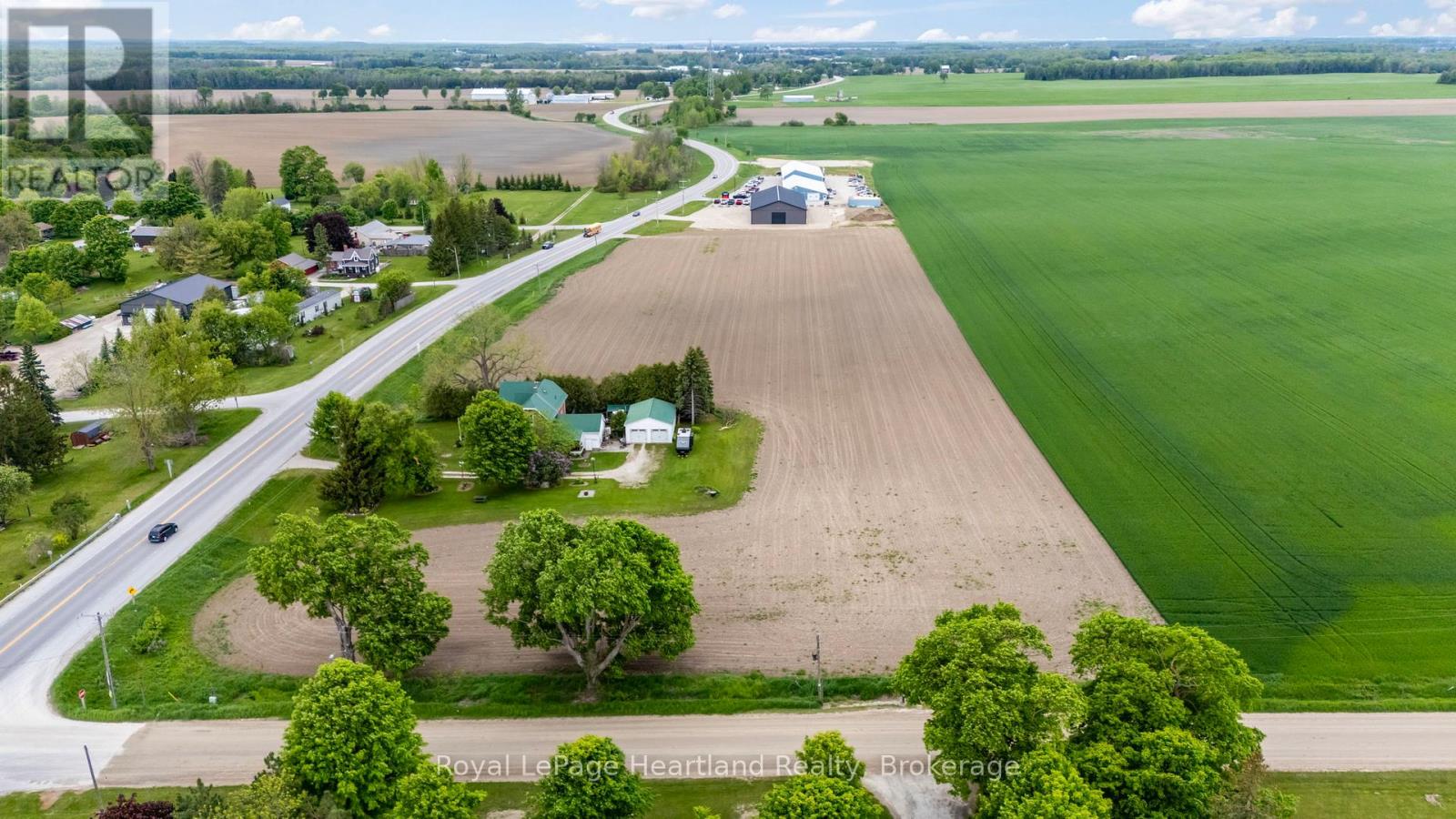 Photo 2 of 2033 Harriston Road, Howick ON
