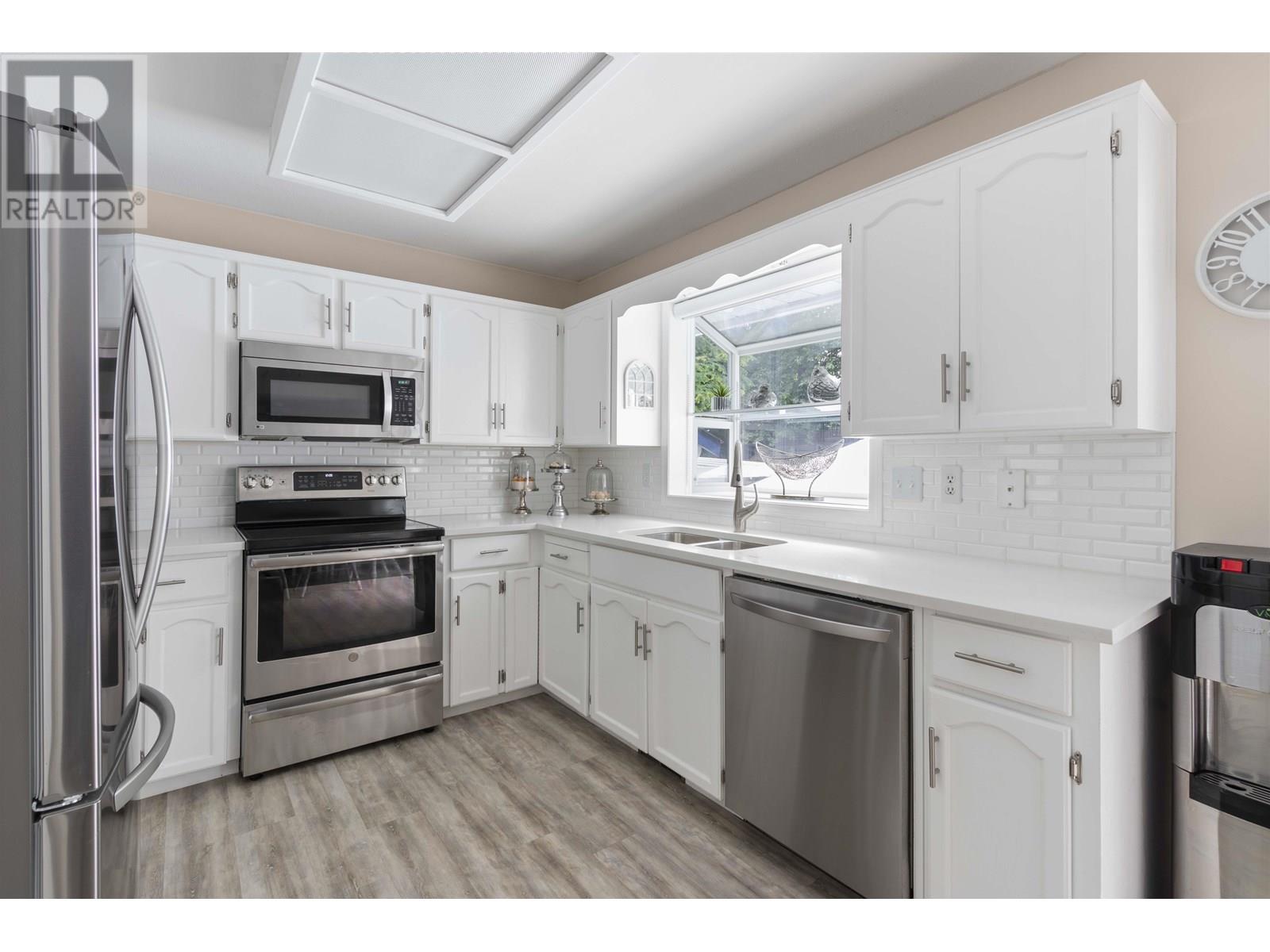 Photo 2 of 19595 Somerset Drive, Pitt Meadows BC