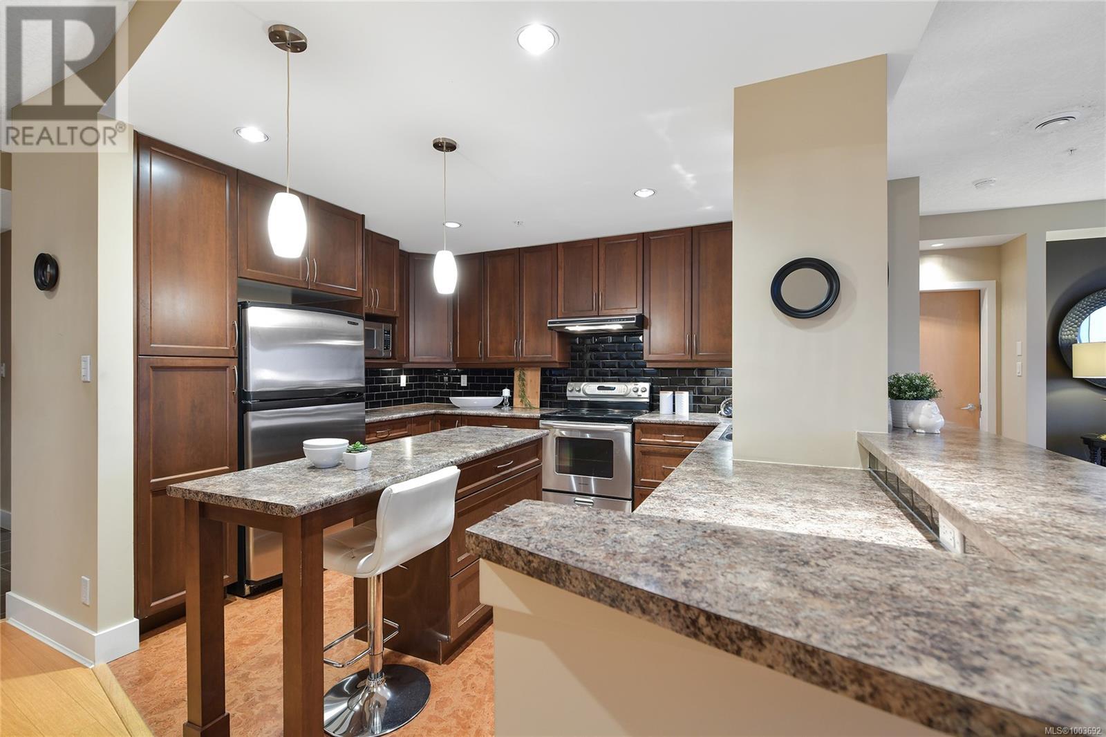 Photo 15 of 505 5332 Sayward Hill Cres, Saanich BC