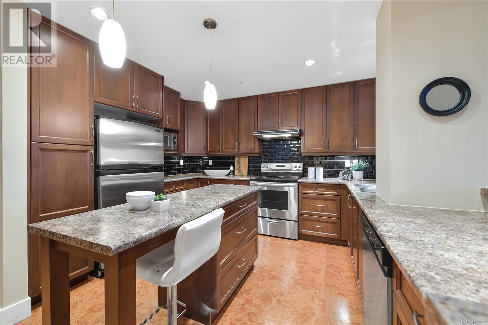Photo 16 of 505 5332 Sayward Hill Cres, Saanich BC