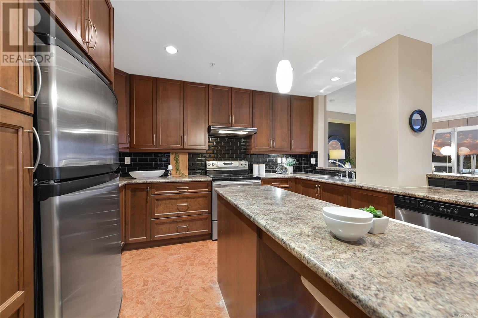 Photo 18 of 505 5332 Sayward Hill Cres, Saanich BC