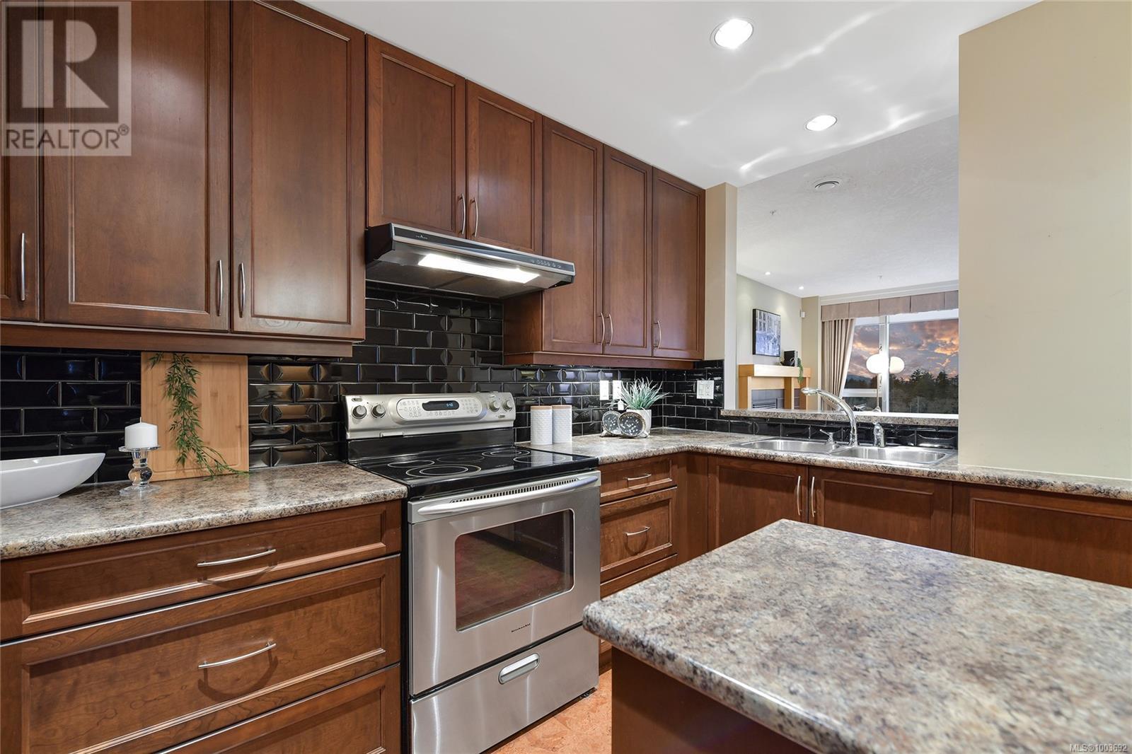 Photo 20 of 505 5332 Sayward Hill Cres, Saanich BC