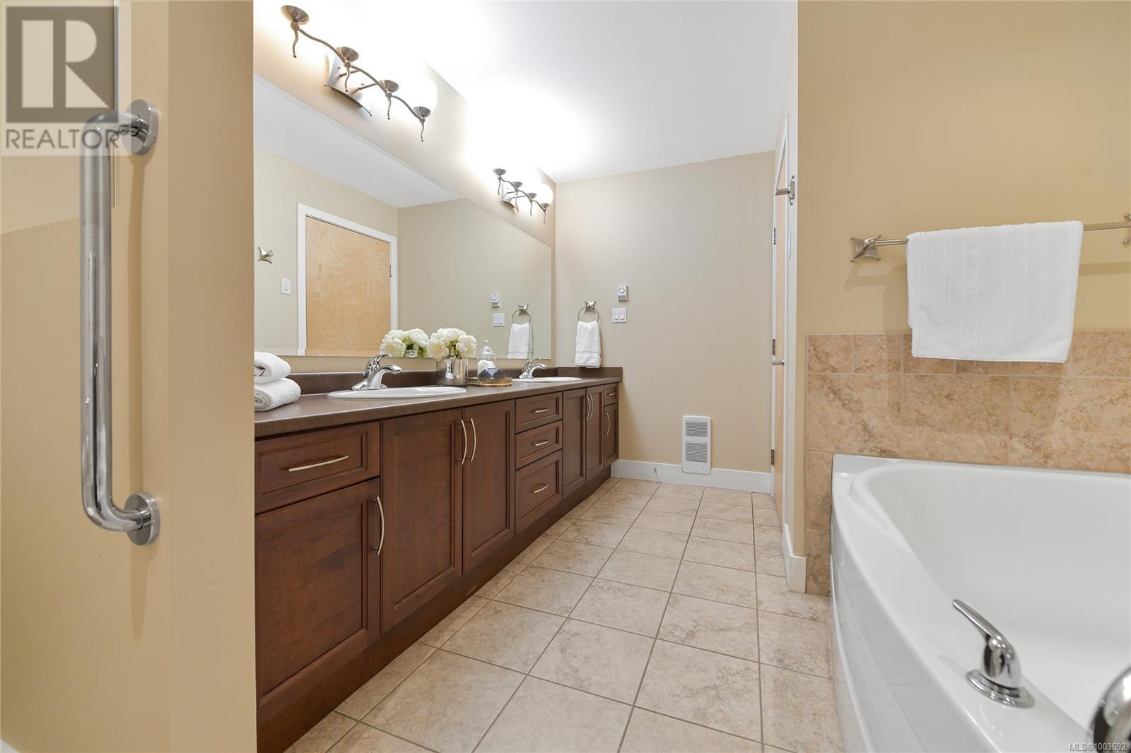 Photo 36 of 505 5332 Sayward Hill Cres, Saanich BC