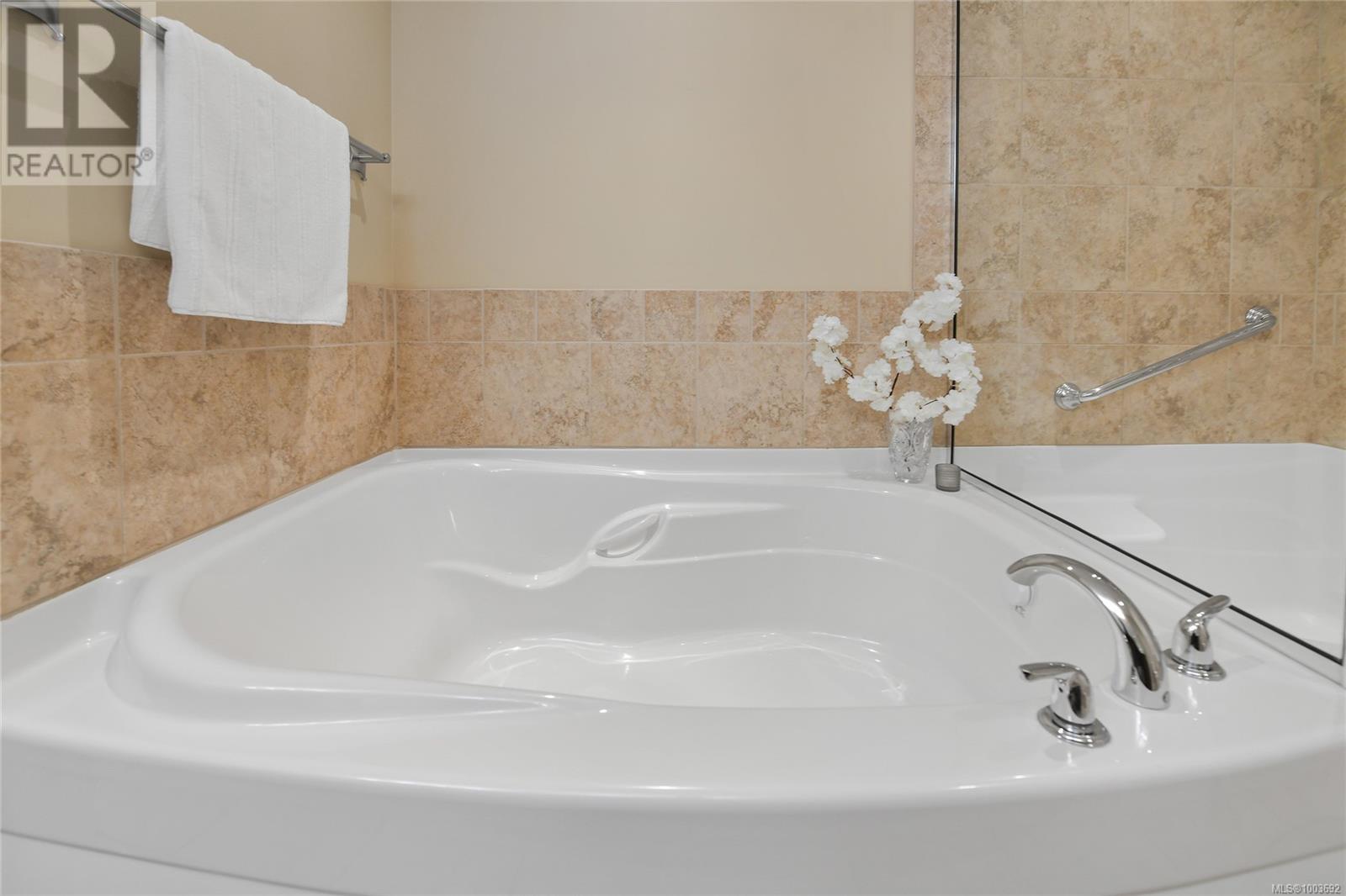Photo 39 of 505 5332 Sayward Hill Cres, Saanich BC