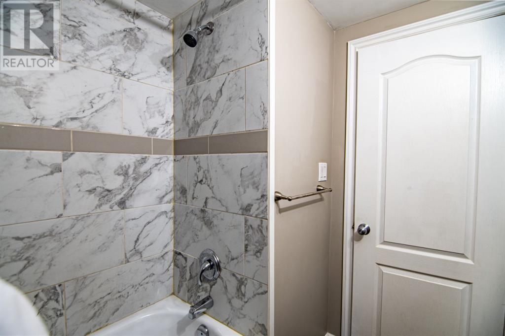 Photo 32 of 44 Oyen Crescent, Red Deer AB
