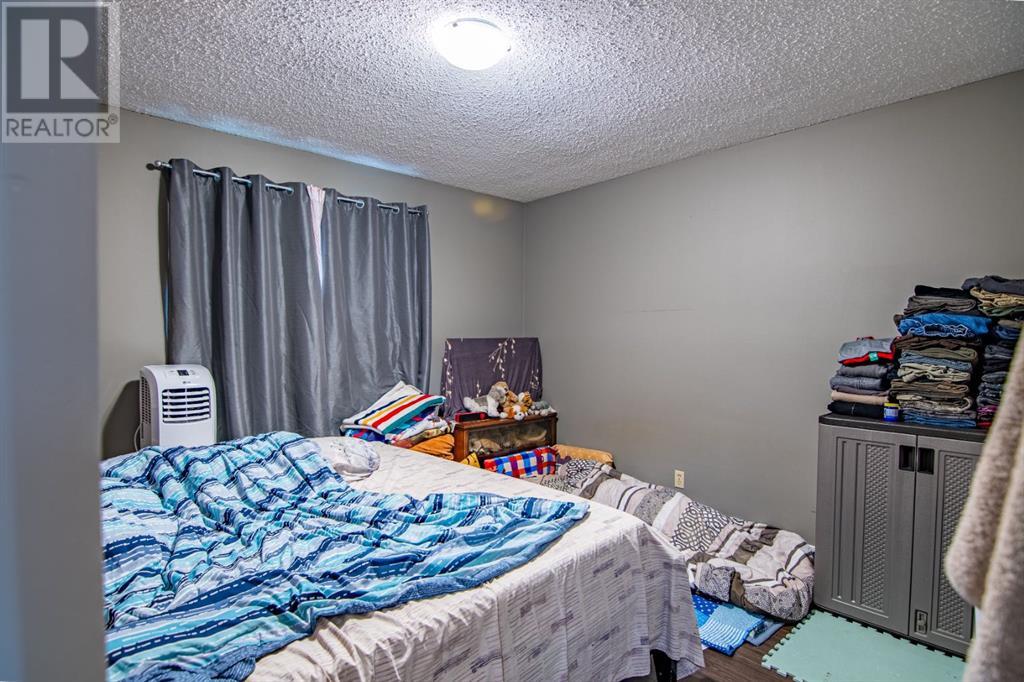 Photo 13 of 44 Oyen Crescent, Red Deer AB