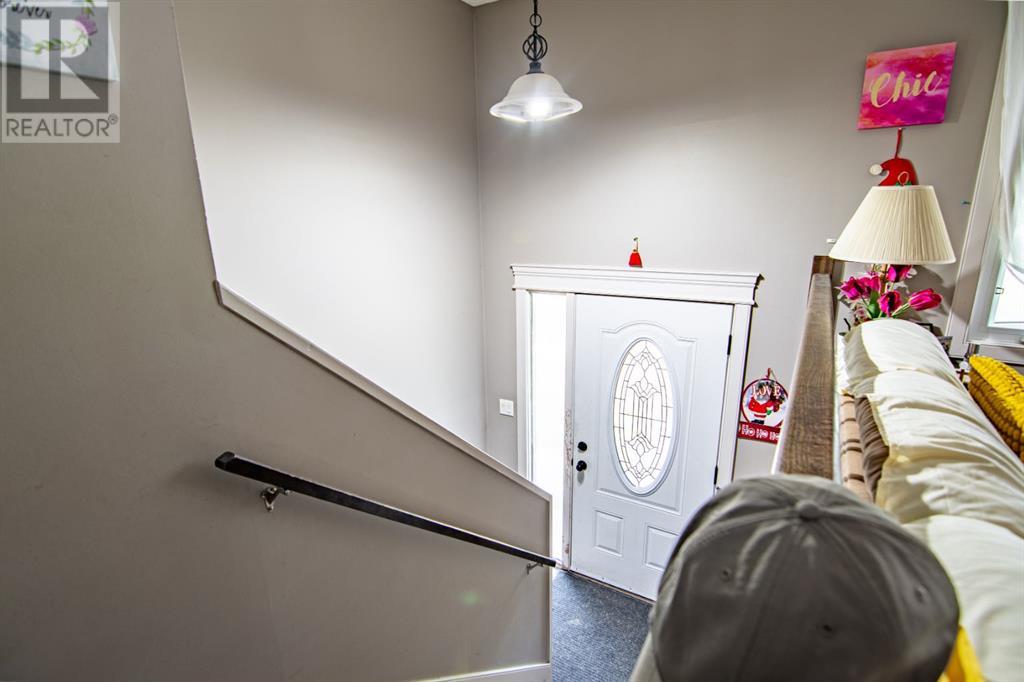 Photo 6 of 44 Oyen Crescent, Red Deer AB