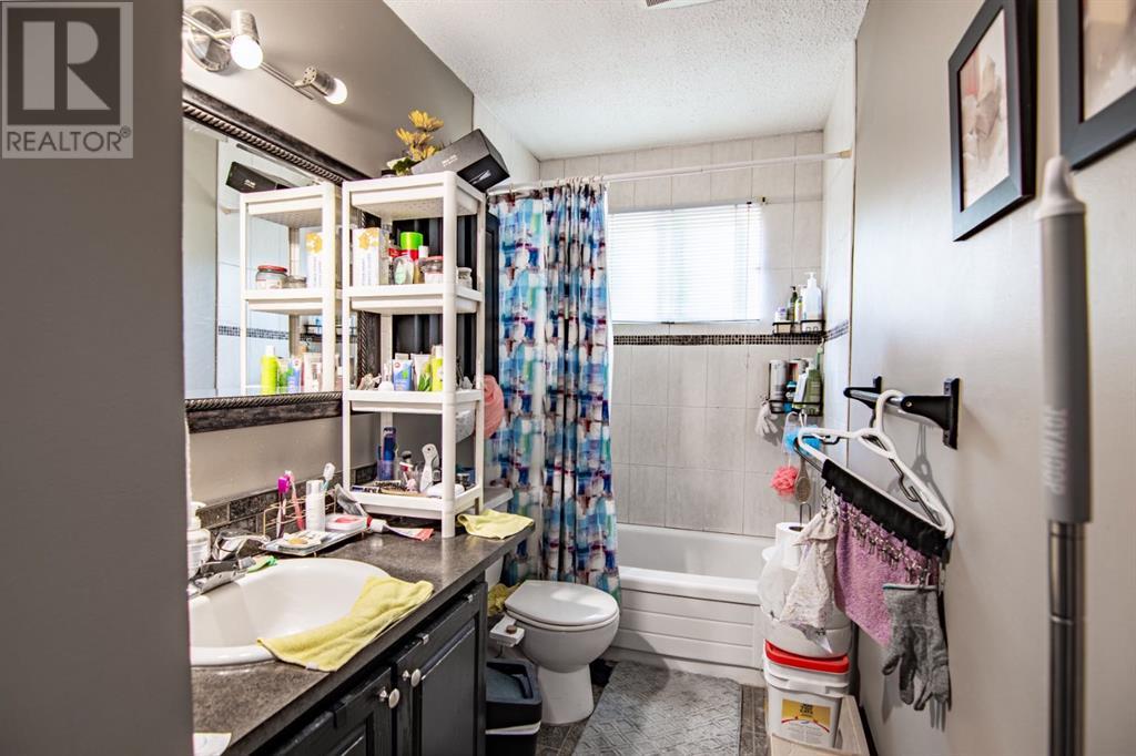 Photo 10 of 44 Oyen Crescent, Red Deer AB