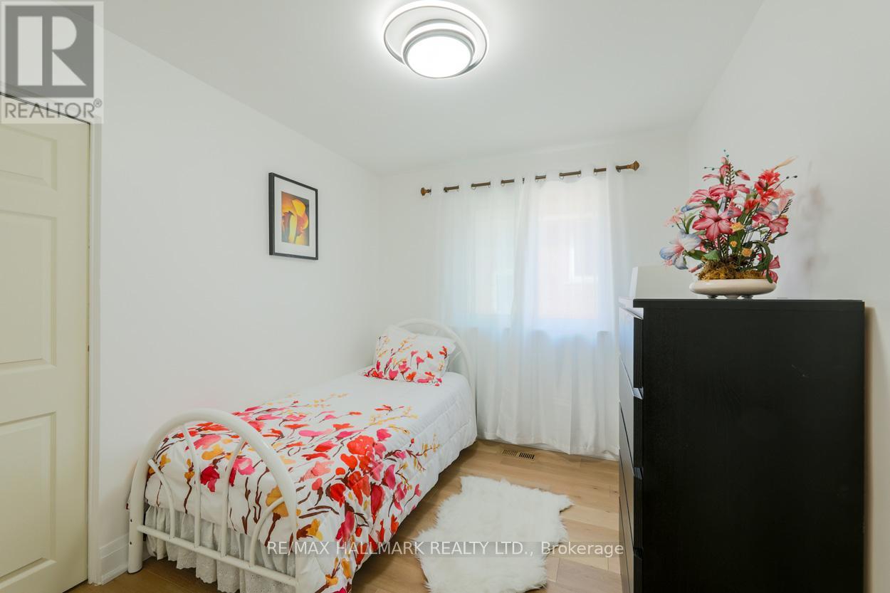 Single Family House Bungalow for Sale in  NEWPORT AVENUE Toronto (Oakridge) 