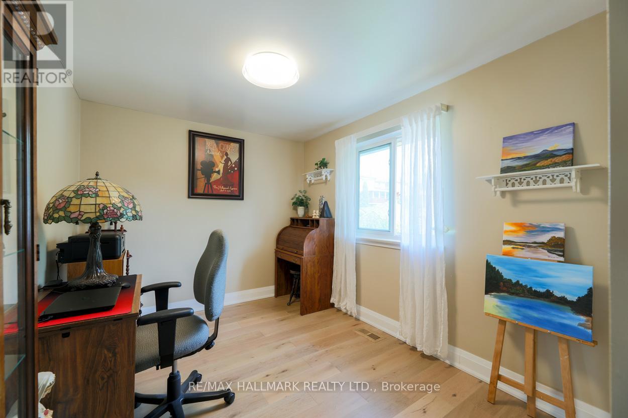 Single Family House Bungalow for Sale in  NEWPORT AVENUE Toronto (Oakridge) 
