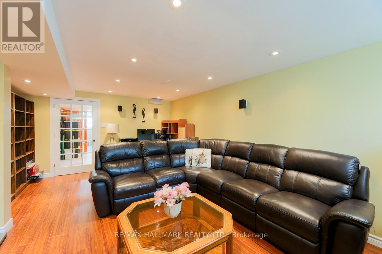 Single Family House Bungalow for Sale in  NEWPORT AVENUE Toronto (Oakridge) 