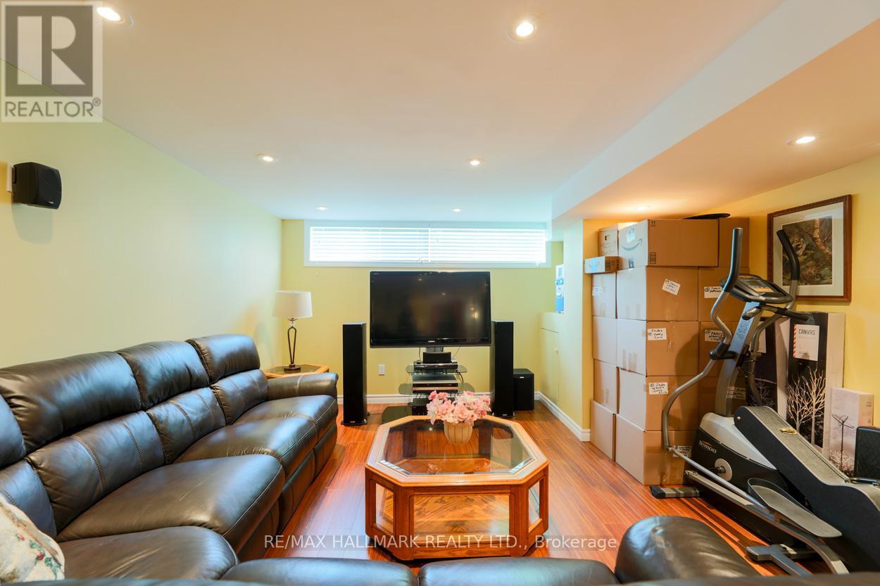 Single Family House Bungalow for Sale in  NEWPORT AVENUE Toronto (Oakridge) 