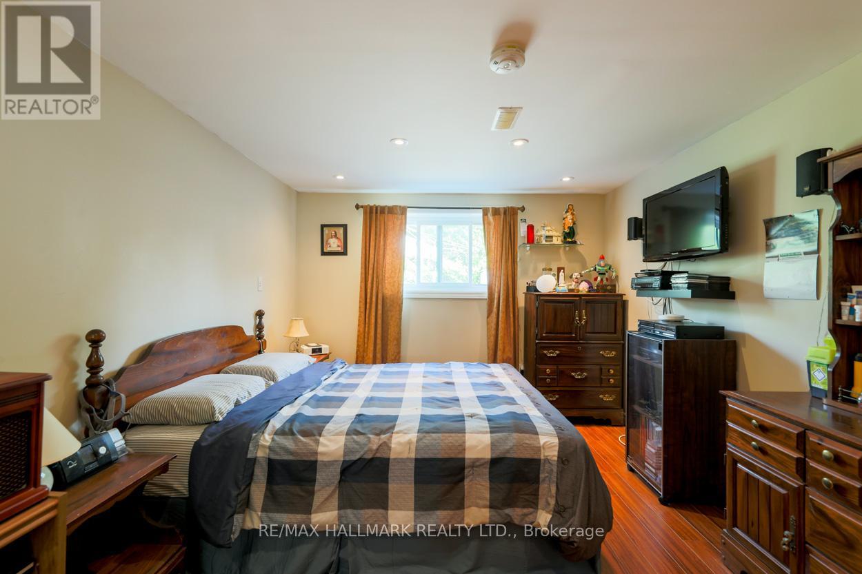 Single Family House Bungalow for Sale in  NEWPORT AVENUE Toronto (Oakridge) 