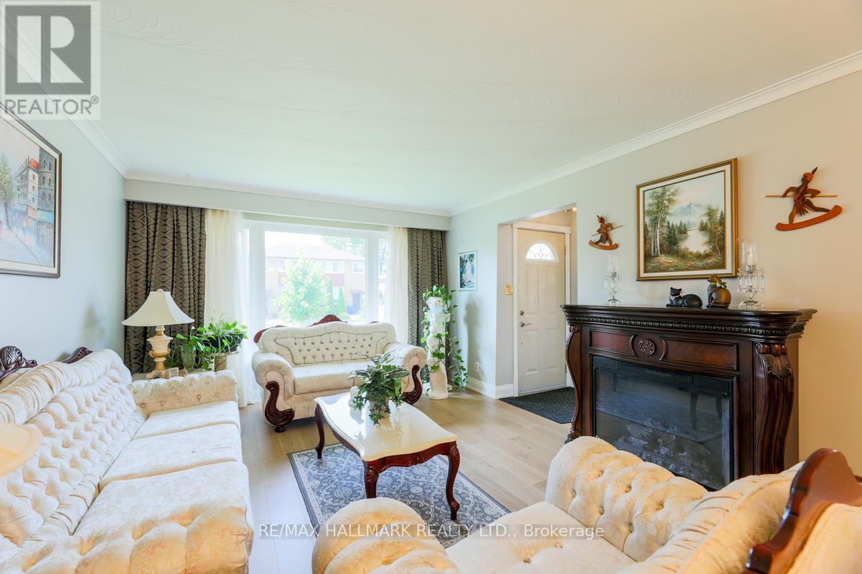 Single Family House Bungalow for Sale in  NEWPORT AVENUE Toronto (Oakridge) 