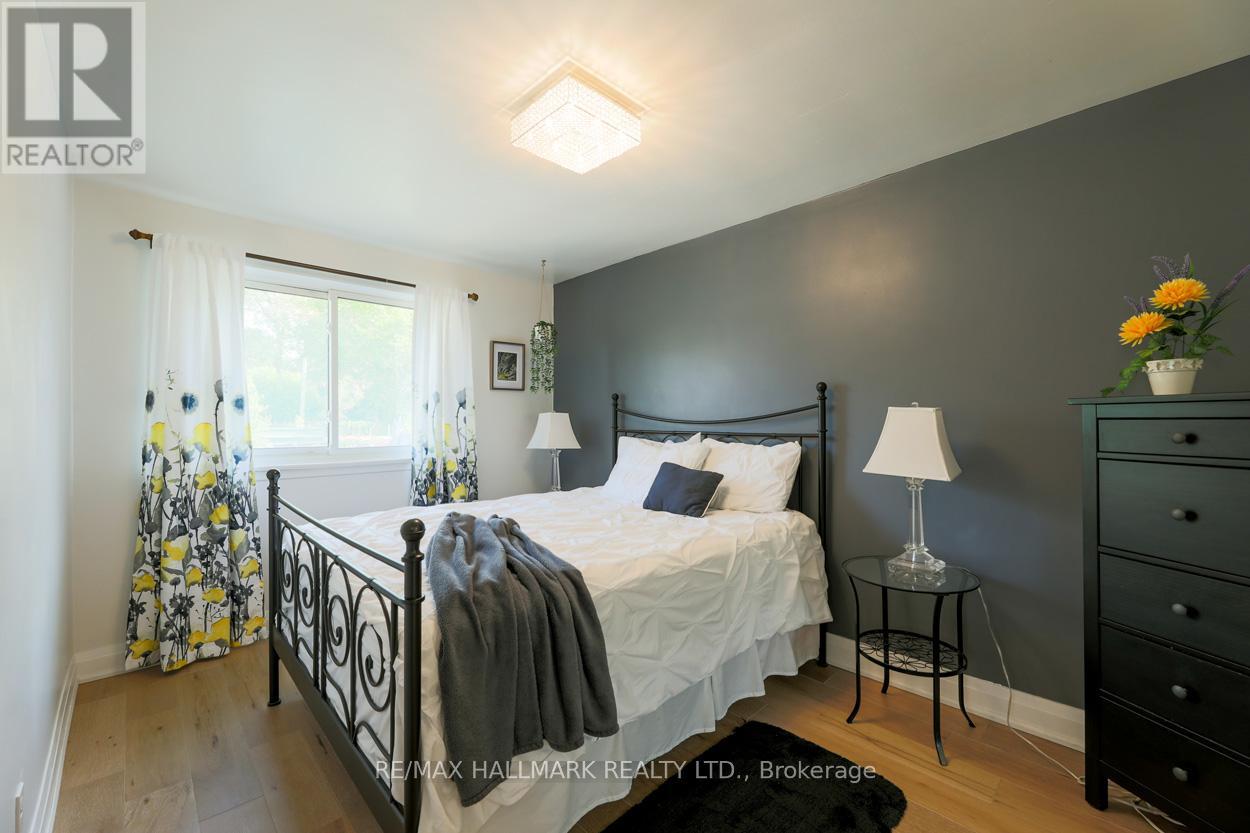Single Family House Bungalow for Sale in  NEWPORT AVENUE Toronto (Oakridge) 